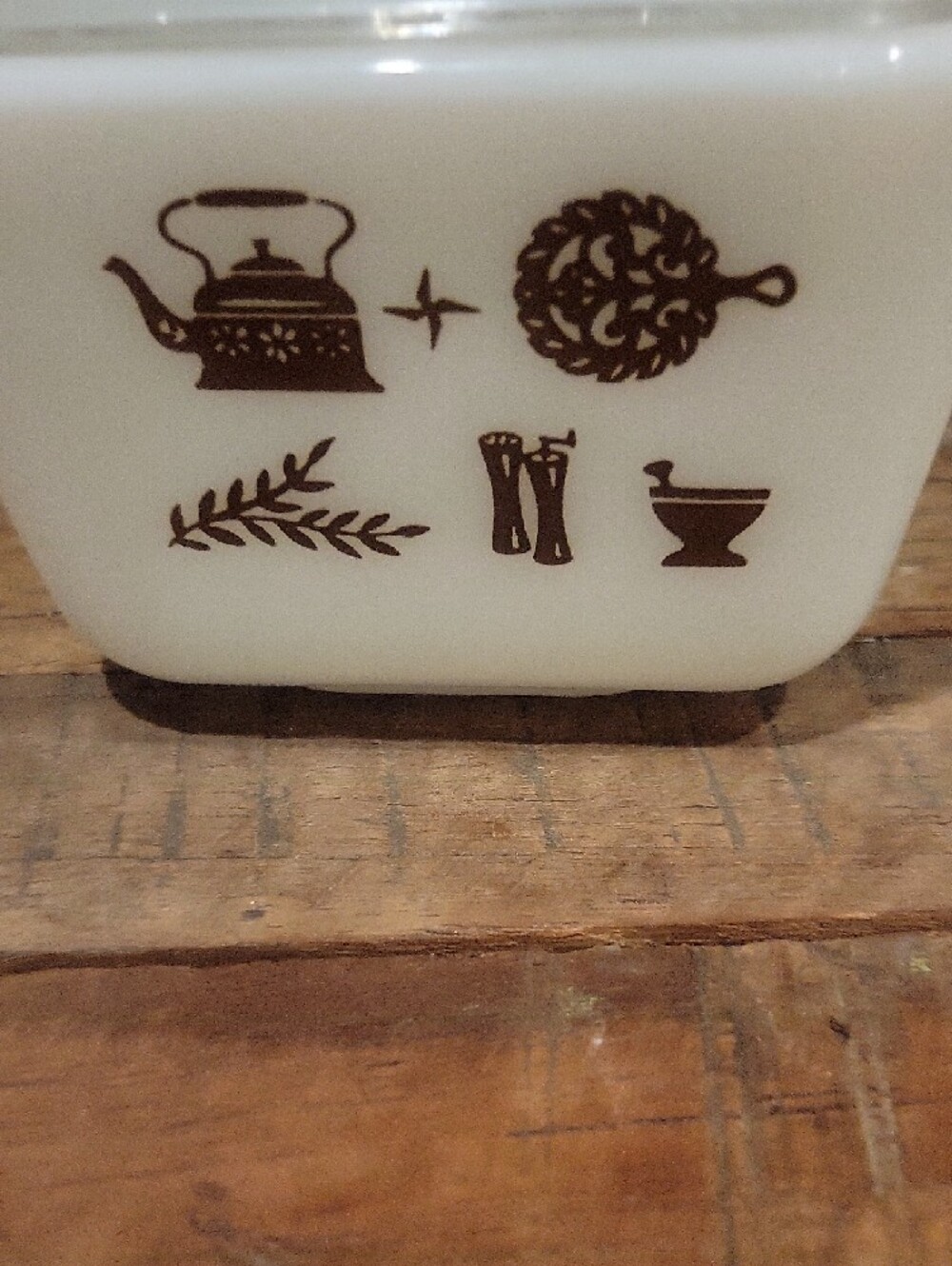 Vintage #0502 Pyrex Early American Refrigerator Dish with Brown Kitchen Motif - Picture 4 of 12